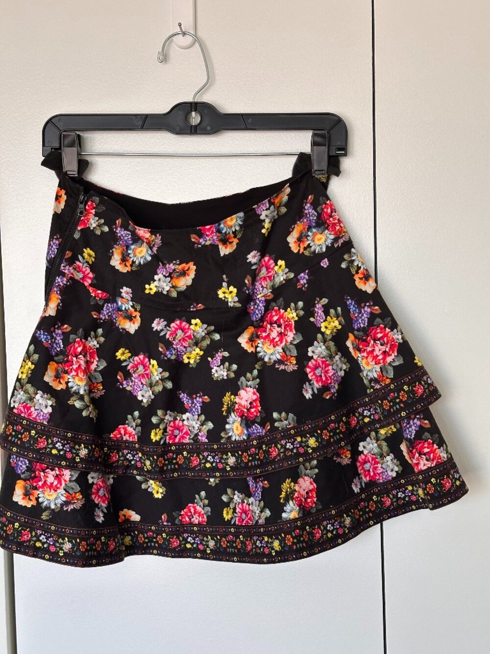 Alice + Olivia Black/Red Floral Print Ruffle Mini Skirt - US Size 0